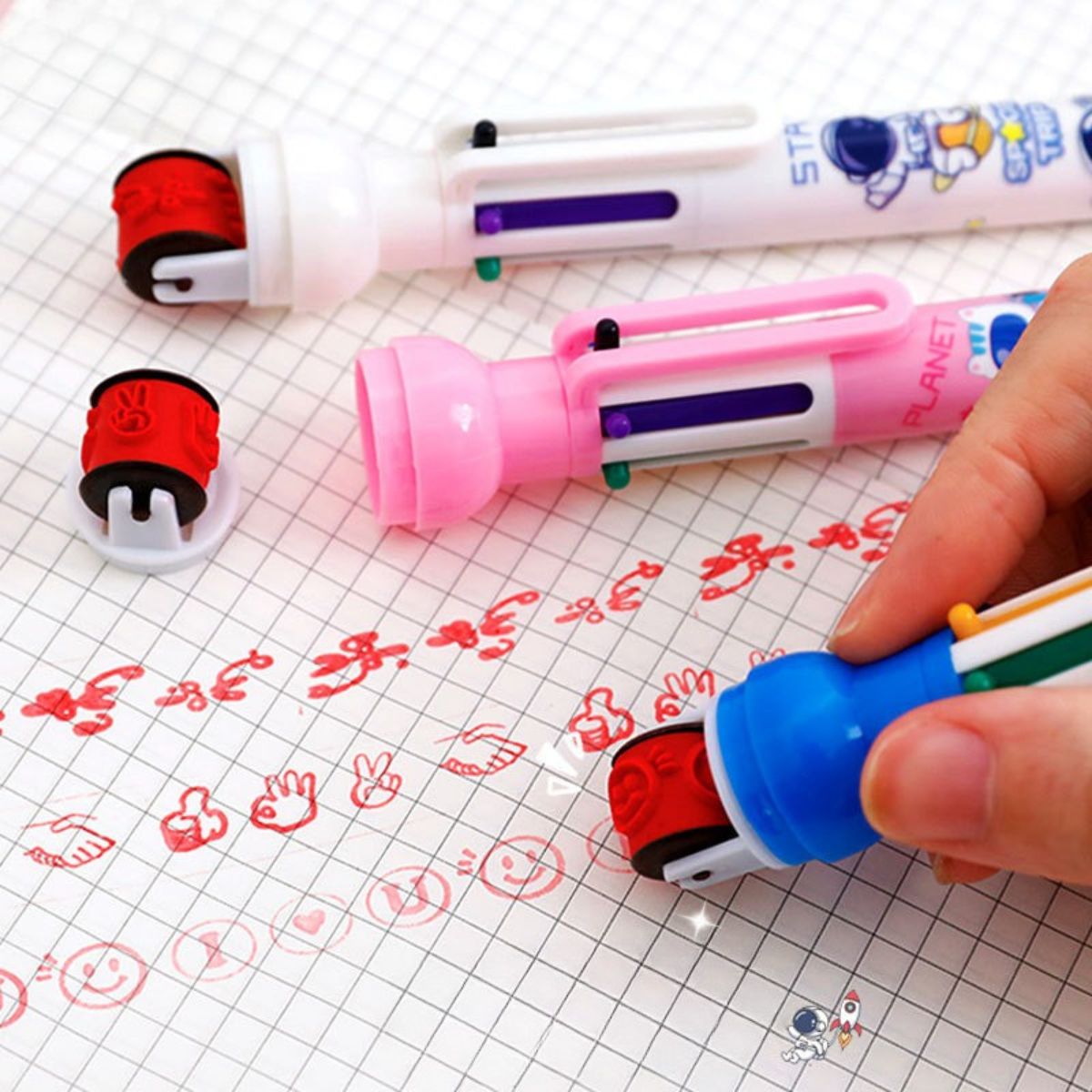 Pulpen 4 Warna Pendek + Roller Stamp / Pen 5in1 Multicolor / Pulpen Mekanik Bergambar Lucu / Ballpoint Perlengkapan Menulis Warna-Warni Pena 0.5mm / Bolpen Karakter Bentuk Lucu / Peralatan Anak Sekolah Kantor Praktis