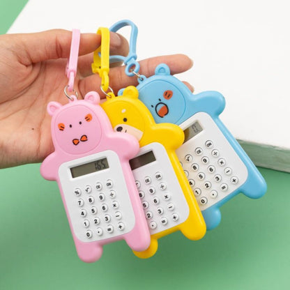 Calculator Mini Portable Motif Bear / Kalkulator 8 Digit Alat Hitung Pejumlahan Pengurangan Perkalian Pembagian Bentuk Gambar Beruang Lucu Tombol Karet Perlengkapan ATK Anak TK SD SMP Sekolah Kantor Kado Hadiah Ulang Tahun Souvenir Tambah Kurang Kali Bagi