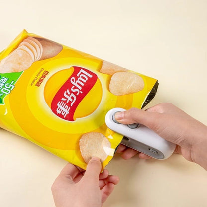Mini Hand Sealer Portable / Sealing Machine Alat Press Plastik Perekat Kemas Tutup Seal Tempel Plastic Cemilan Snack Buah Serbaguna / Pengemas Penyegel Makanan Praktis Tempat Penyimpanan Menyimpan Melindungi Mengemas Anti Bakteri Food Grade Multifungsi