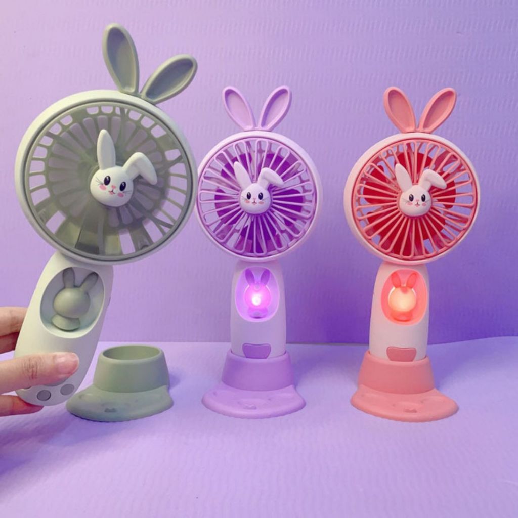 Kipas Angin Genggam Tangan Karakter Bunny Dengan LED + Holder Penyangga HP / Handy Mini Fan Portable Rechargeable Elektrik Motif Kelinci Lucu Travel Size Travelling Outdoor Konser Piknik Pantai Jogging CFD Luar Ruangan Make Up Skincare Multifungsi