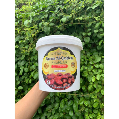 Kurma Ember Premium Al-Qashiem 500gr / Kue Lebaran Ramadhan Hampers Buah Kue Oleh Oleh Haji Umroh Menu Untuk Buka Puasa Manisan Snack Idul Fitri Parcel Hadiah Bingkisan Kado Kareem Cookies