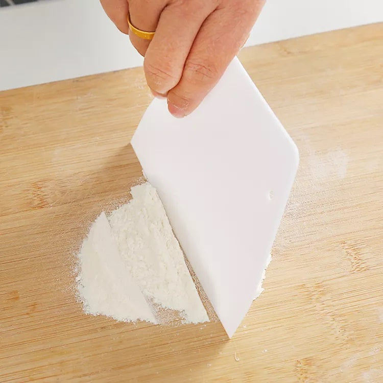 Scraper - Alat Pemotong Pembersih Adonan Kue Bahan Plastik / Pisau Potong Roti Dough Cutter Serbaguna / Pengikis Perapih Krim Kue Tart Butter Cream
