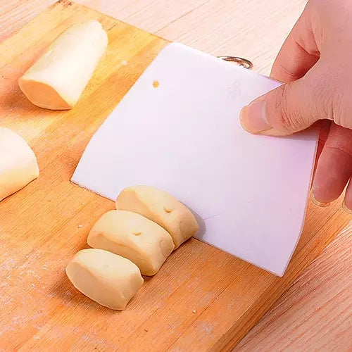 Scraper - Alat Pemotong Pembersih Adonan Kue Bahan Plastik / Pisau Potong Roti Dough Cutter Serbaguna / Pengikis Perapih Krim Kue Tart Butter Cream